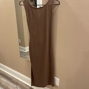 Chic Sleeveless Tan Midi Dress
